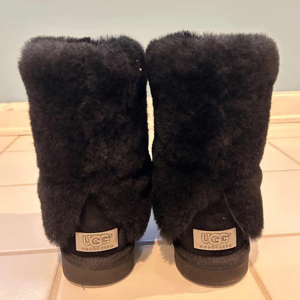 WORN ONCE Ugg black tall boots with fur on outside